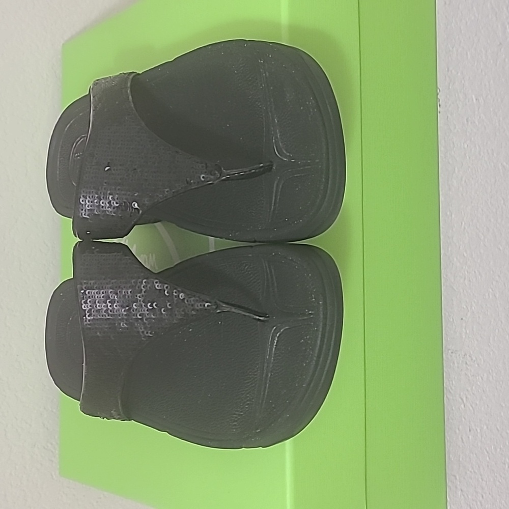 Fitflop Black Sequin Flip Flops. Size 7